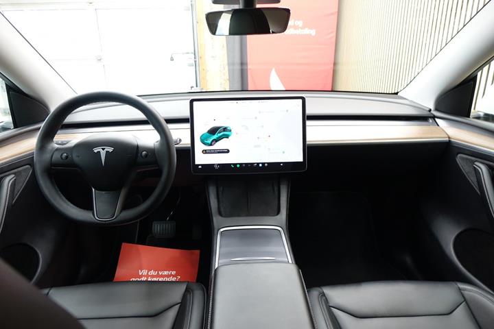 Hvid Tesla Model Y fra 2023