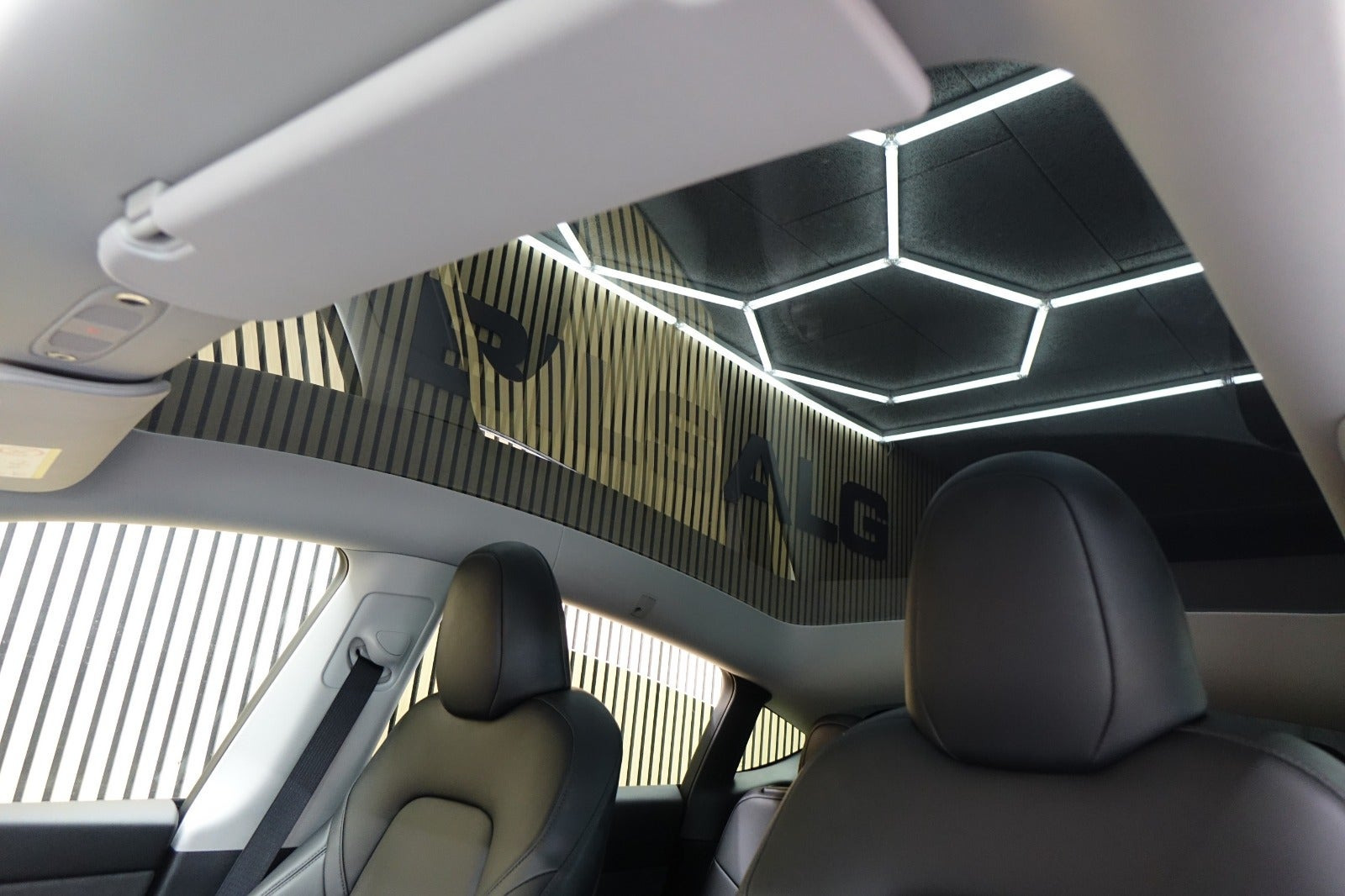 Hvid Tesla Model Y fra 2023