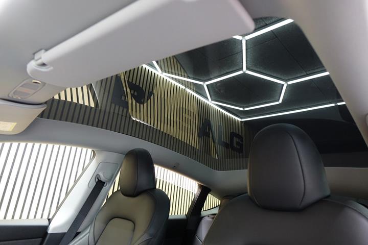 Hvid Tesla Model Y fra 2023