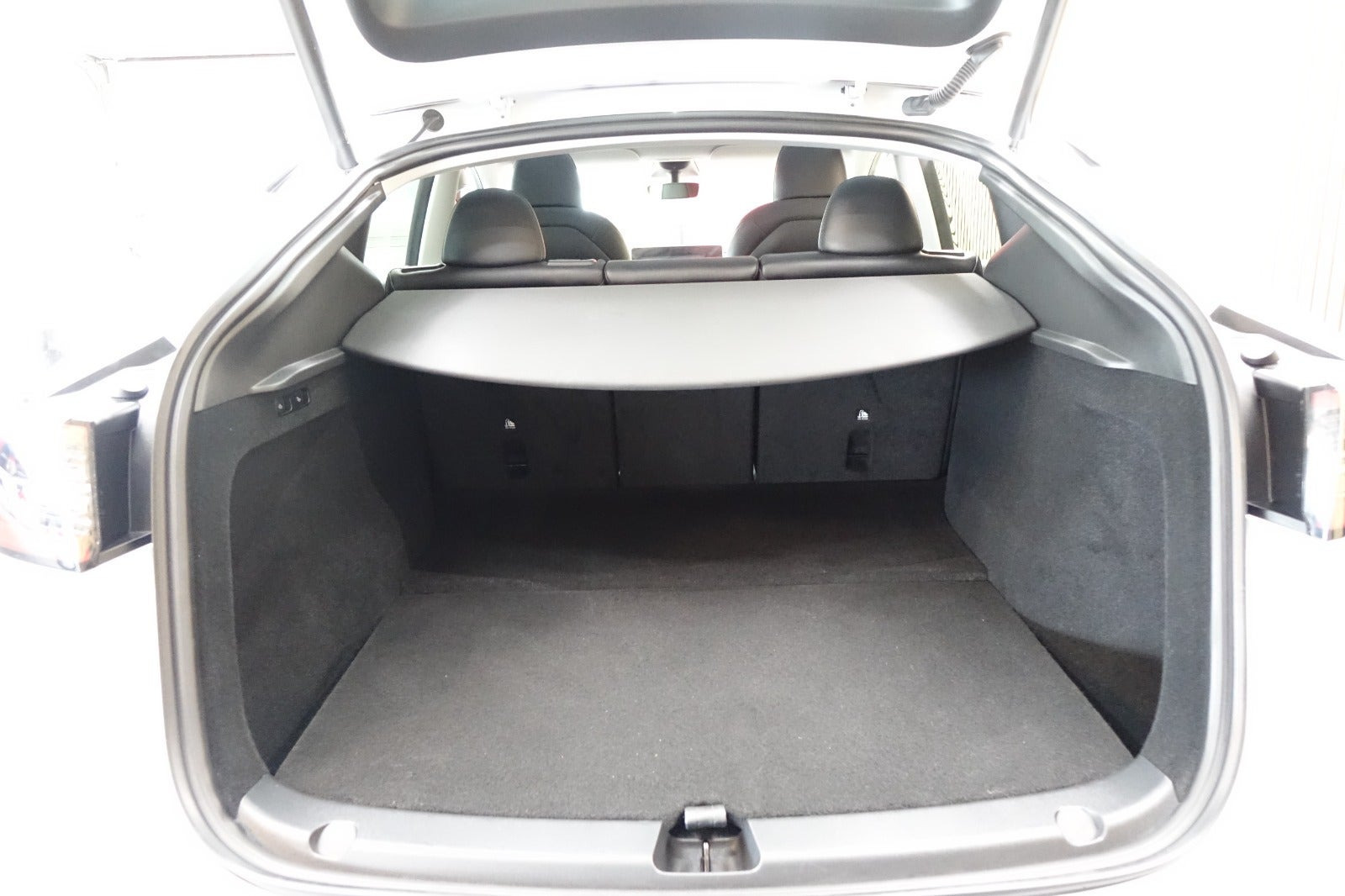 Hvid Tesla Model Y fra 2023