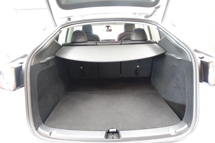 Hvid Tesla Model Y fra 2023