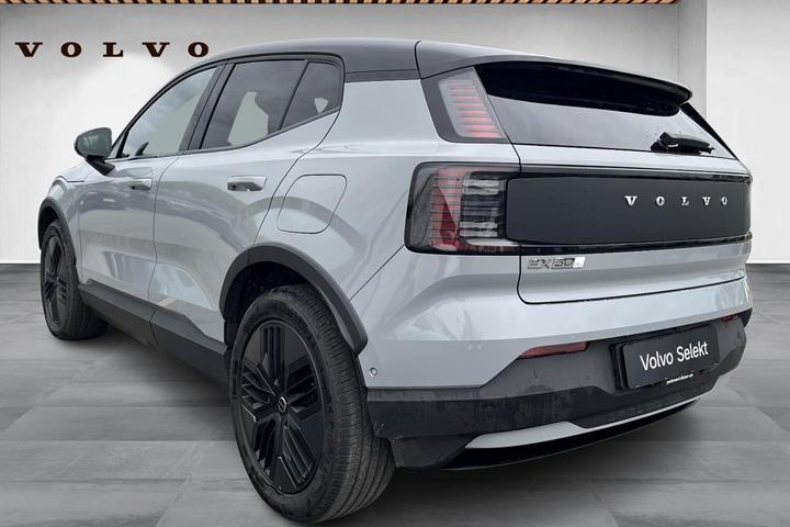 Grå Volvo EX30 Cross Country fra 2025 set udefra