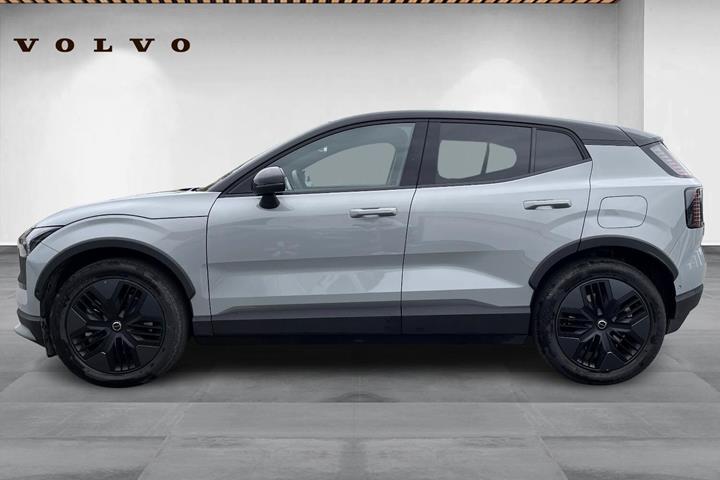 Grå Volvo EX30 Cross Country fra 2025 set udefra
