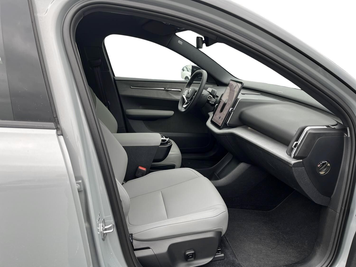 Grå Volvo EX30 Cross Country fra 2025 set indefra