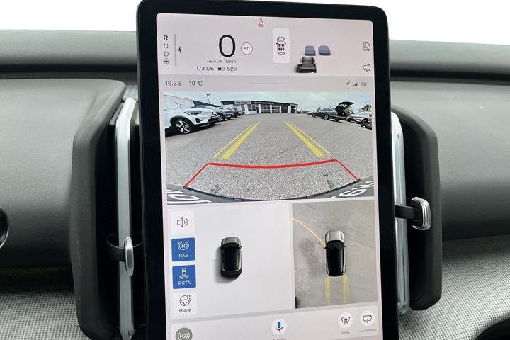 Grå Volvo EX30 Cross Country fra 2025 set indefra