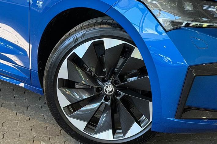 Blå Skoda Enyaq fra 2023