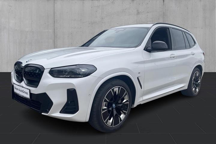 Hvid BMW iX3 fra 2023 set udefra
