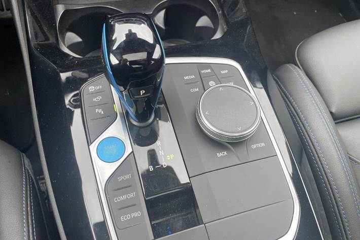 Hvid BMW iX3 fra 2023