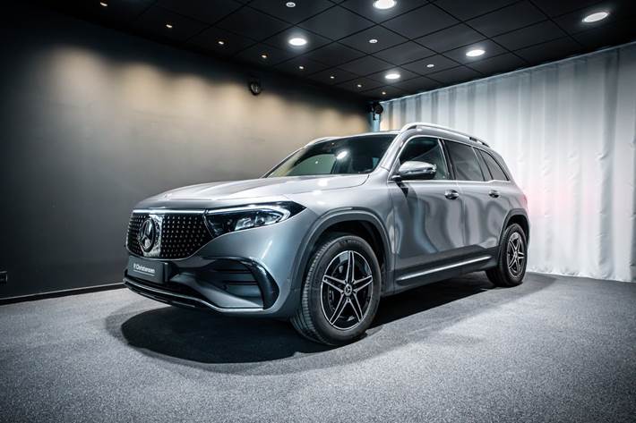 Grå Mercedes EQB250+ fra 2026 set udefra