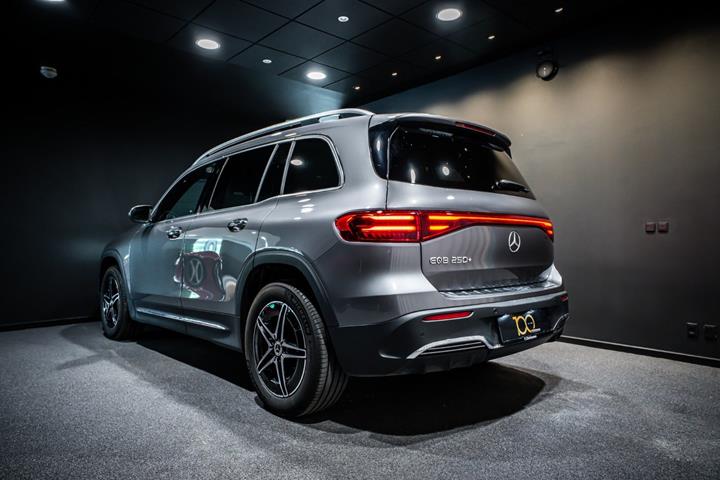 Grå Mercedes EQB250+ fra 2026
