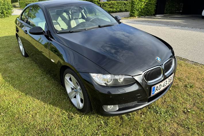 Sort BMW 330d fra 2009
