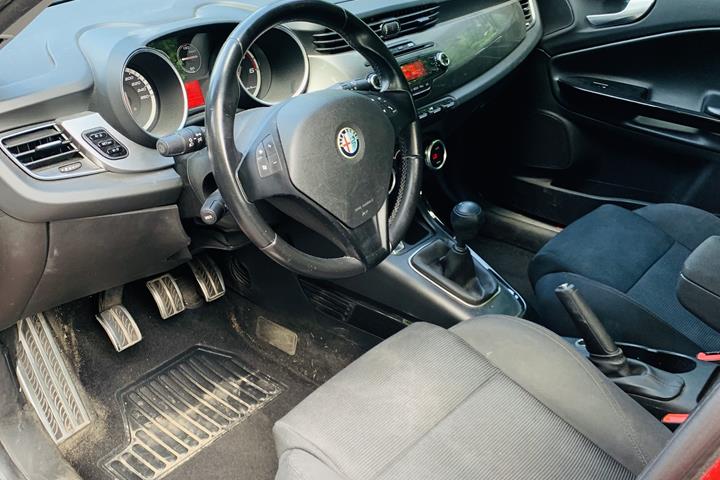 Rød Alfa Romeo Giulietta fra 2011