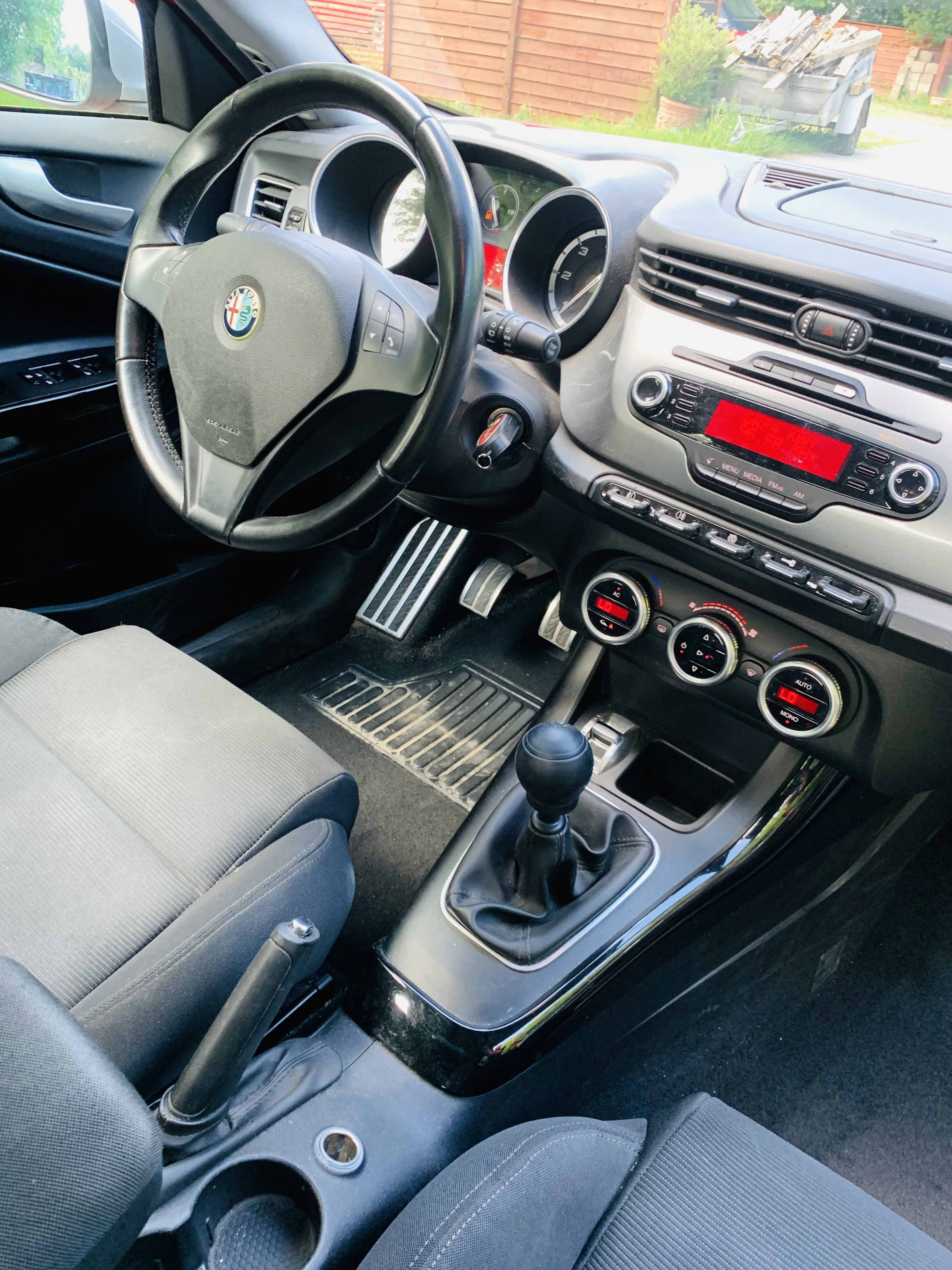 Rød Alfa Romeo Giulietta fra 2011