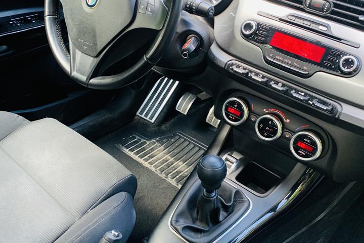 Rød Alfa Romeo Giulietta fra 2011