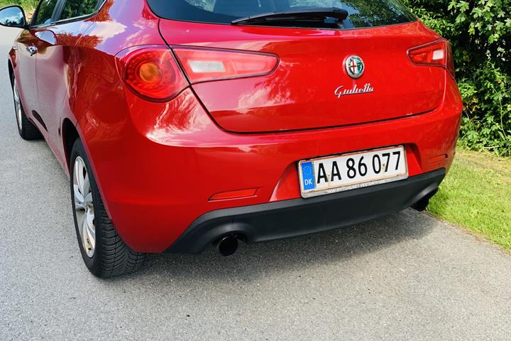 Rød Alfa Romeo Giulietta fra 2011