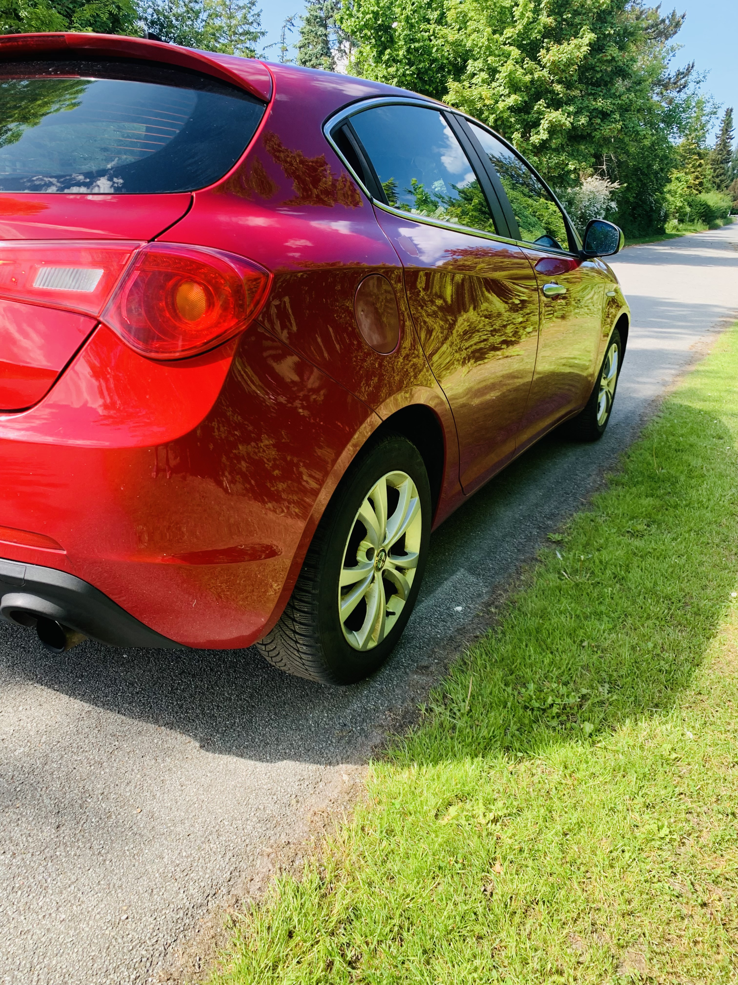 Rød Alfa Romeo Giulietta fra 2011