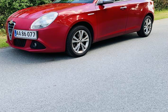 Rød Alfa Romeo Giulietta fra 2011