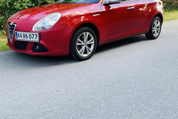 Rød Alfa Romeo Giulietta fra 2011