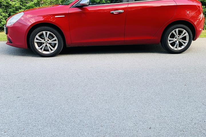Rød Alfa Romeo Giulietta fra 2011