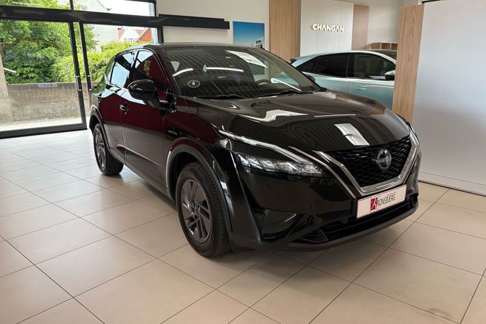 Sort Nissan Qashqai fra 2024 set udefra