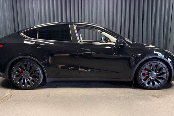 Sort Tesla Model Y fra 2024
