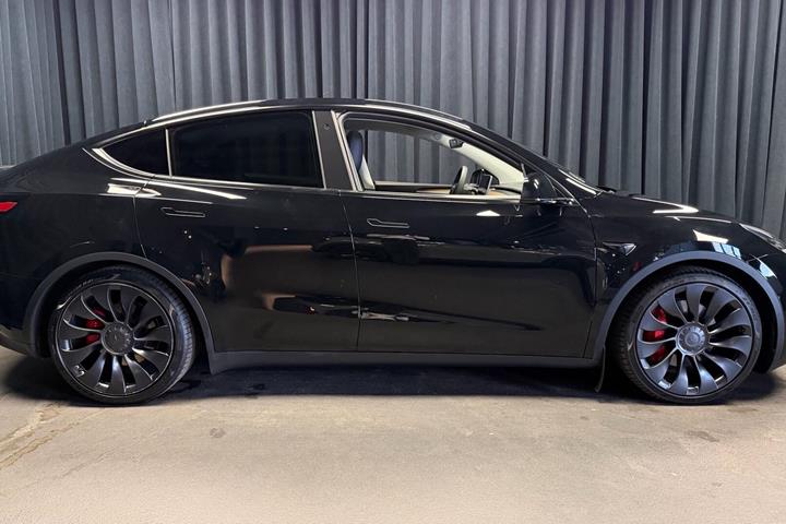 Sort Tesla Model Y fra 2024