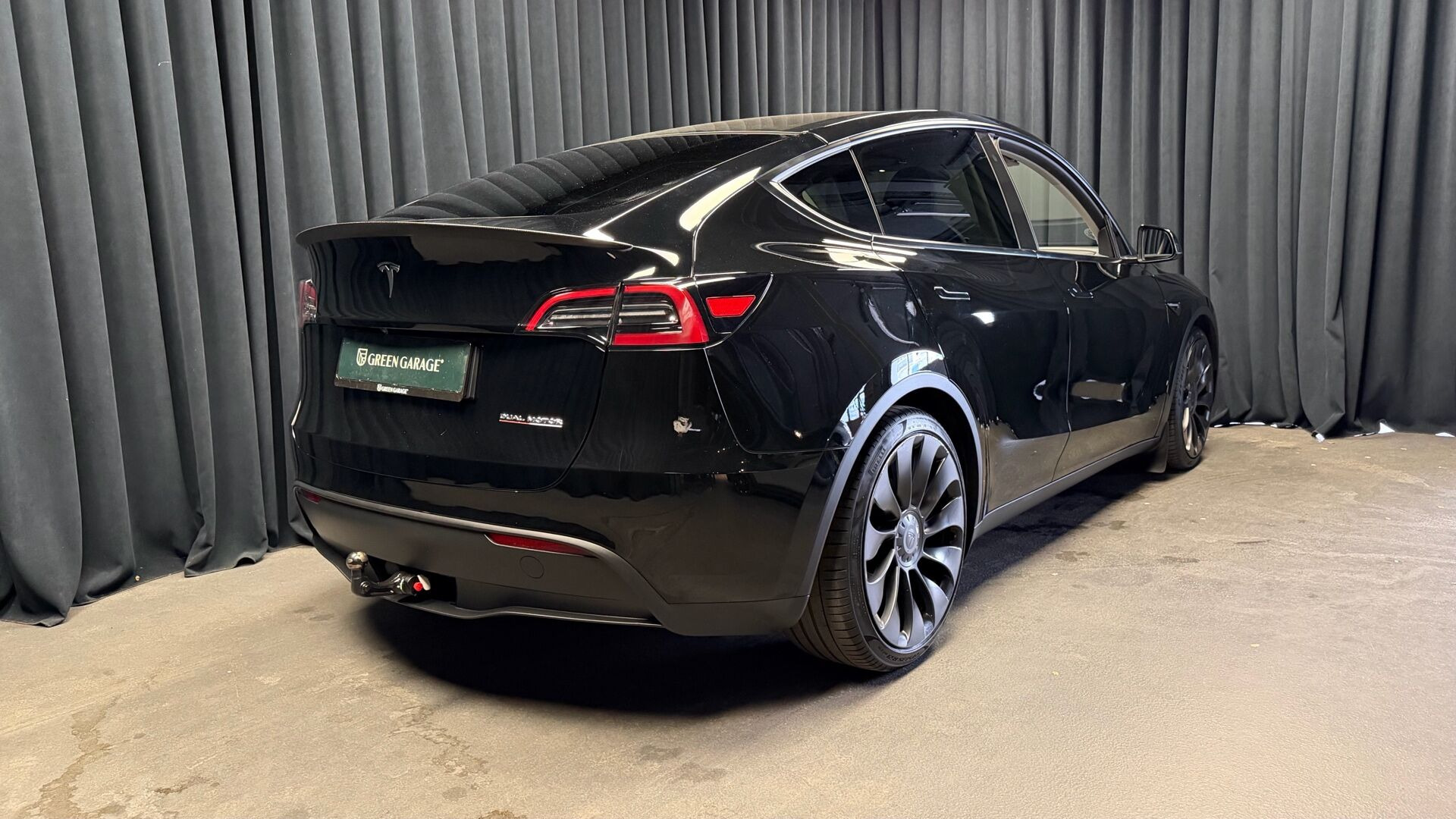 Sort Tesla Model Y fra 2024