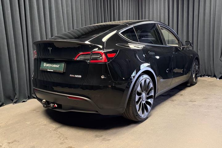 Sort Tesla Model Y fra 2024