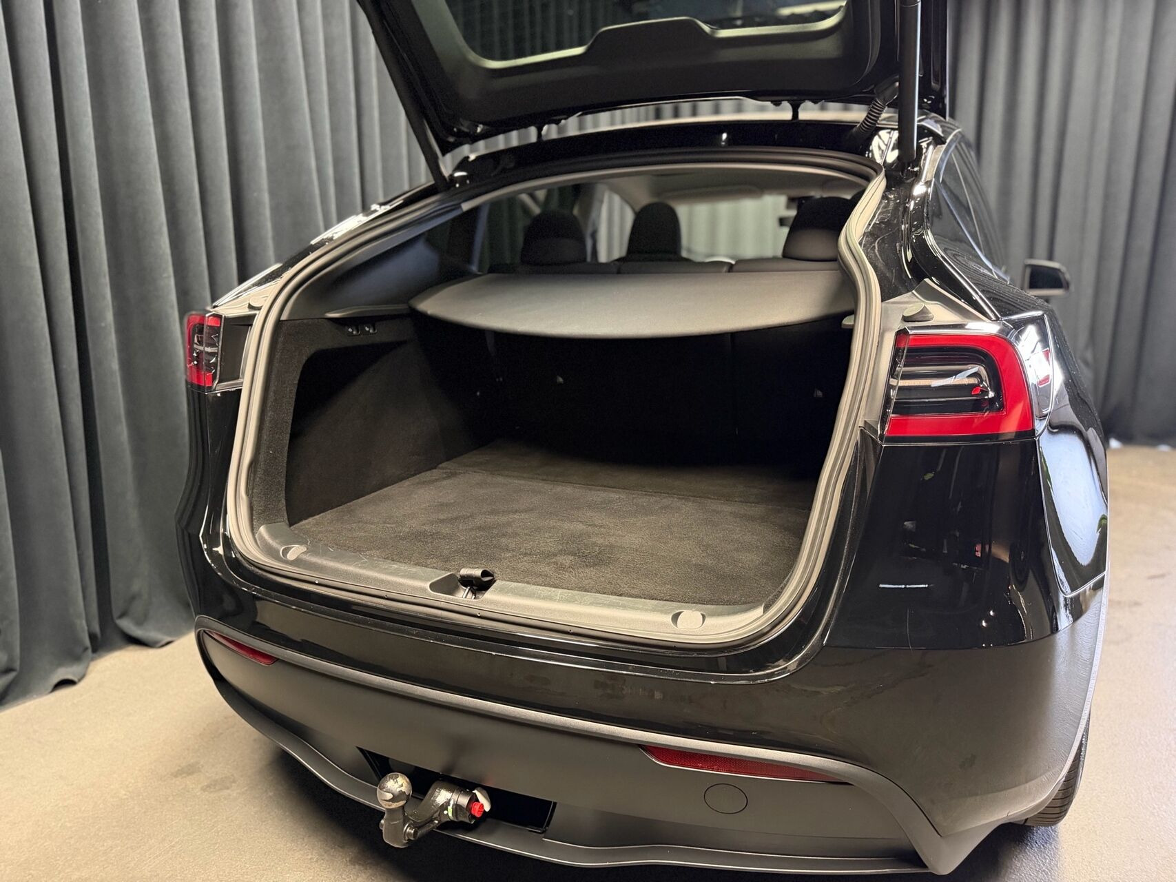 Sort Tesla Model Y fra 2024