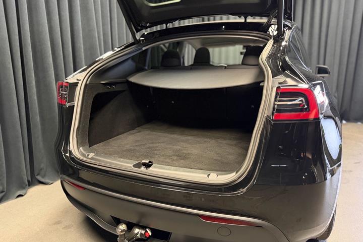 Sort Tesla Model Y fra 2024