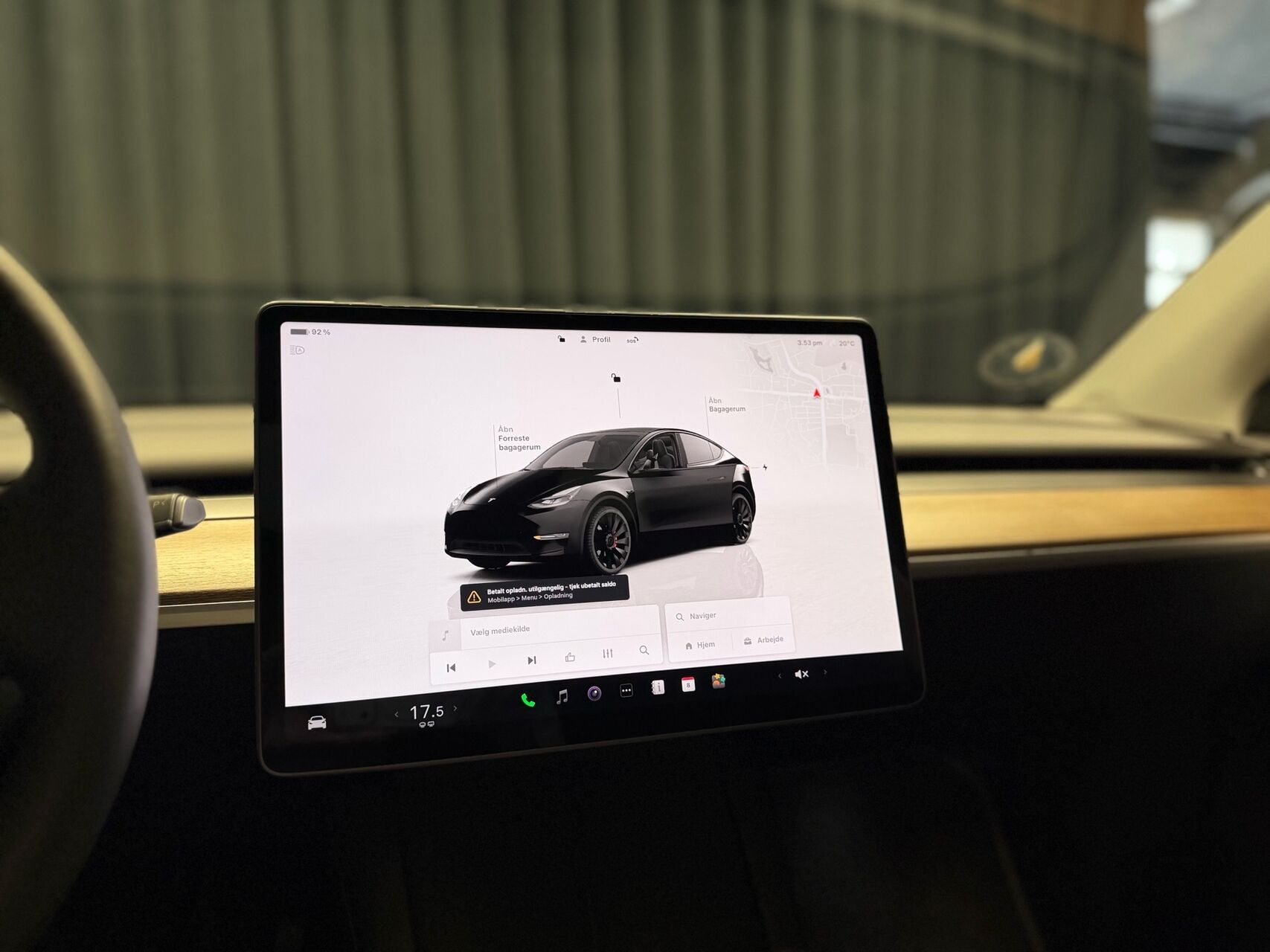 Sort Tesla Model Y fra 2024