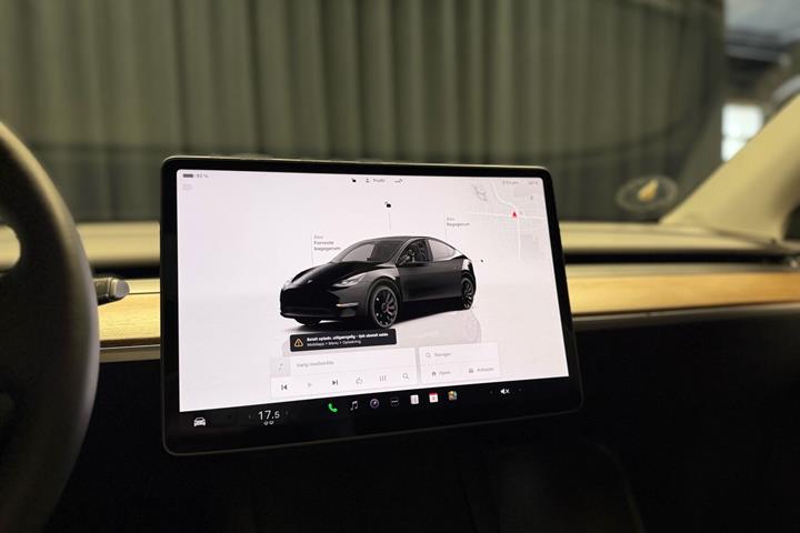 Sort Tesla Model Y fra 2024
