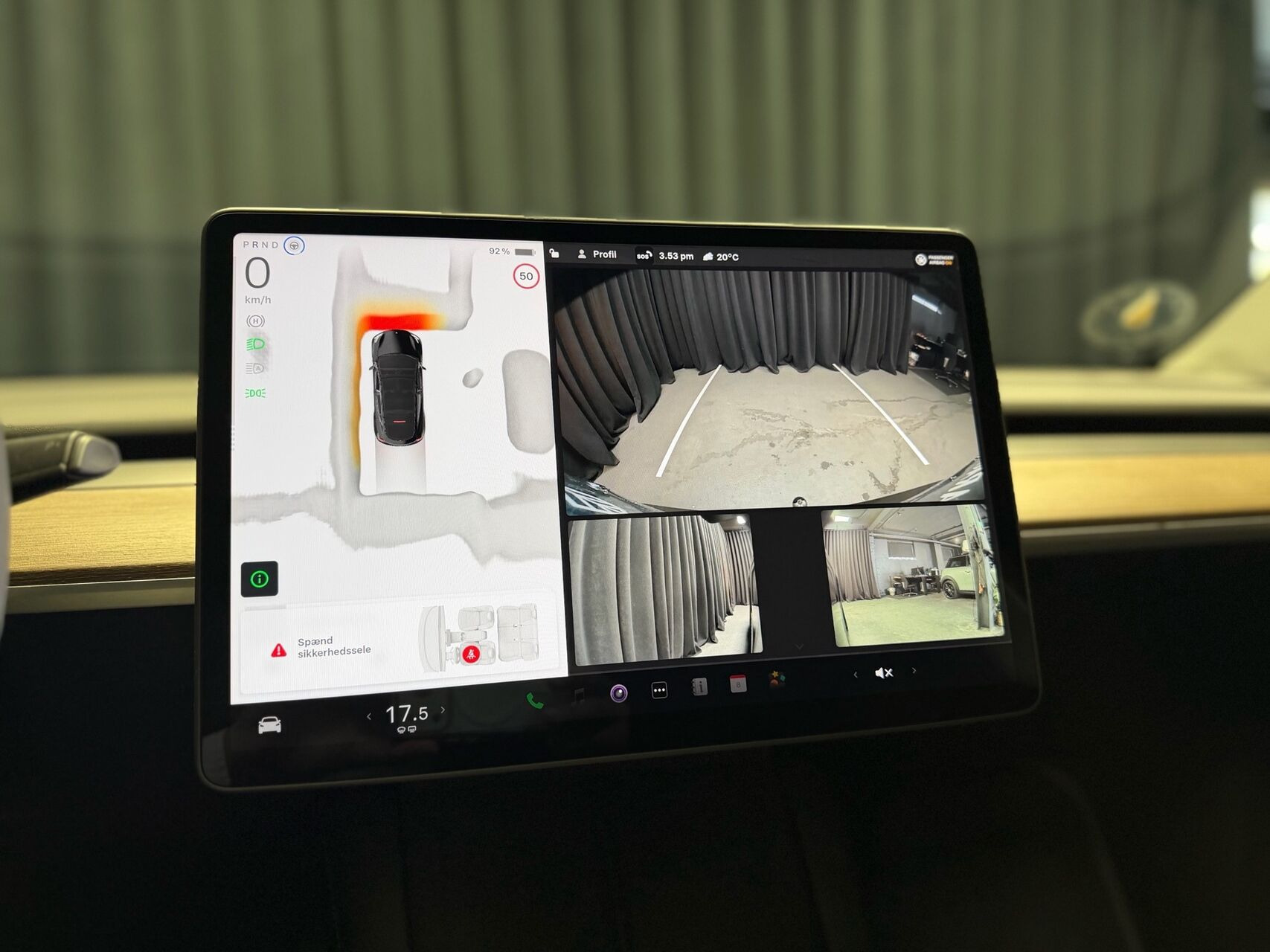 Sort Tesla Model Y fra 2024