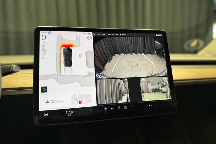 Sort Tesla Model Y fra 2024