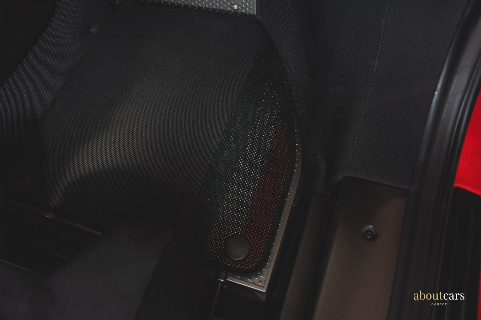 Rød Ferrari 488 Pista Piloti fra 2019 set indefra