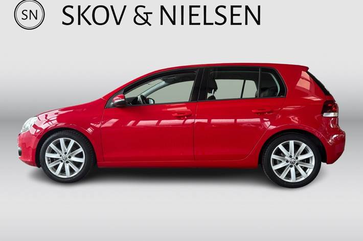 Rød VW Golf VI fra 2012