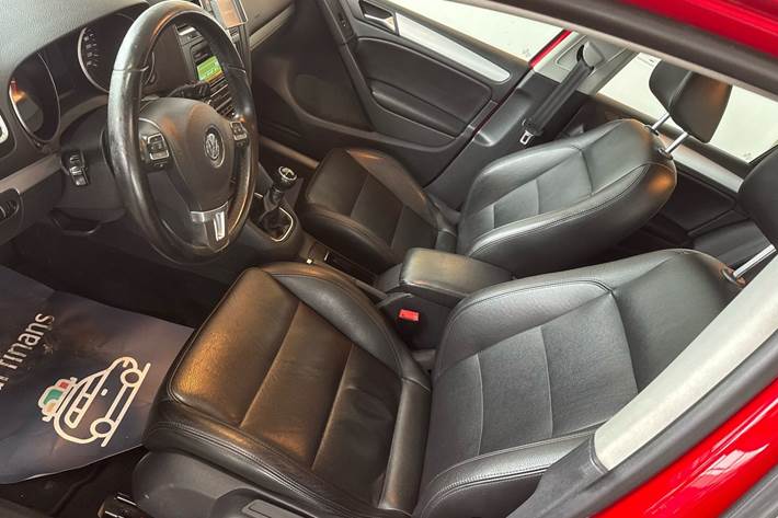Rød VW Golf VI fra 2012