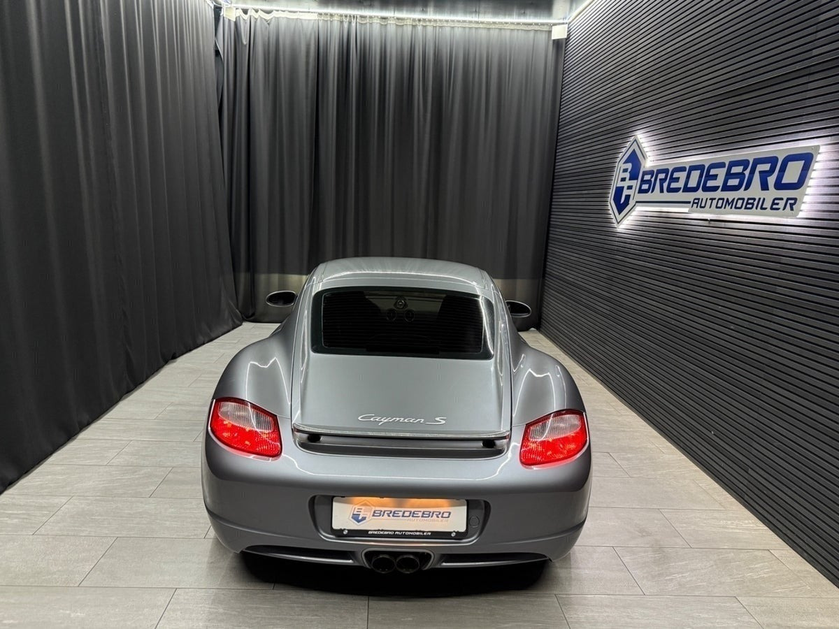 Grå Porsche Cayman S fra 2006