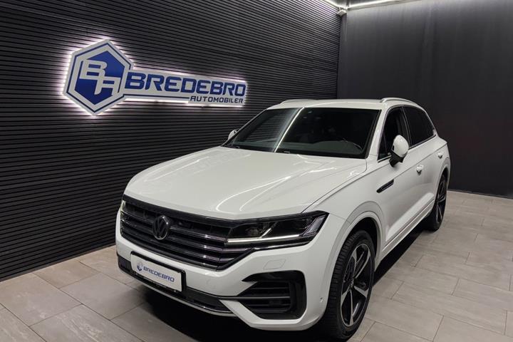Hvid VW Touareg fra 2020 set udefra