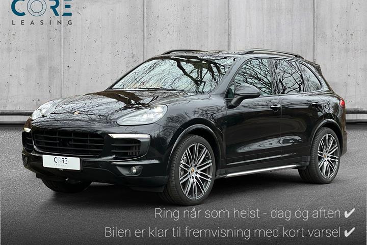 Sort Porsche Cayenne S fra 2018 set udefra