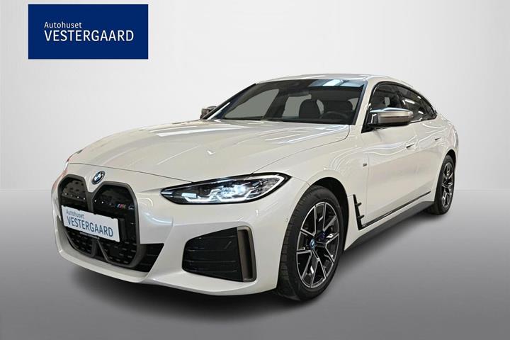 Hvid BMW i4 fra 2024 set udefra