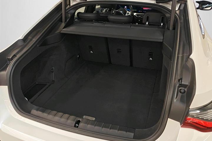 Hvid BMW i4 fra 2024