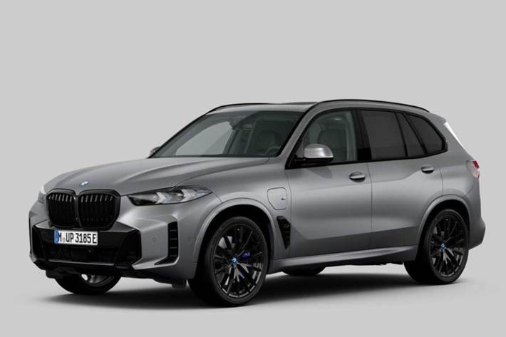 Grå BMW X5 fra 2023 set udefra