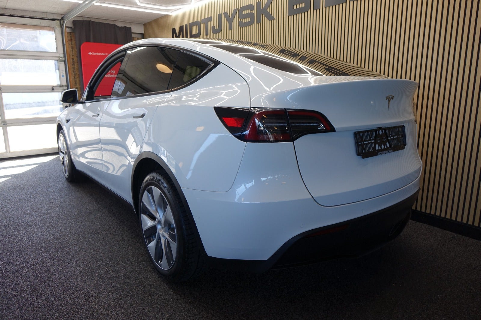Hvid Tesla Model Y fra 2022