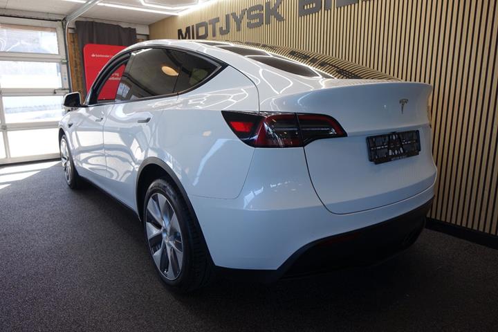 Hvid Tesla Model Y fra 2022