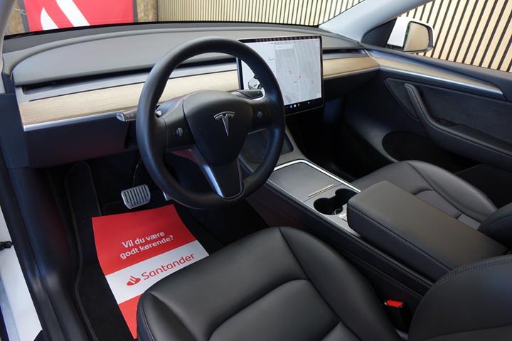 Hvid Tesla Model Y fra 2022