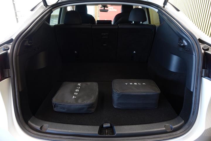 Hvid Tesla Model Y fra 2022