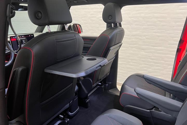 Rød VW ID.Buzz fra 2025