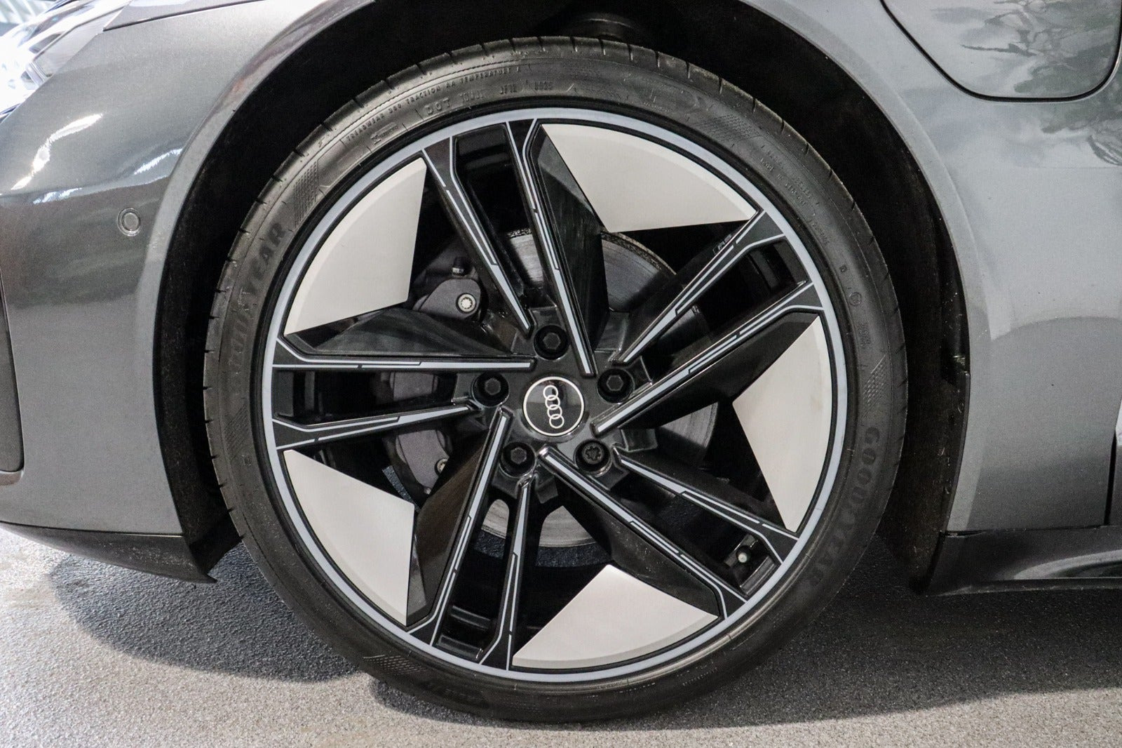 Grå Audi e-tron GT fra 2023