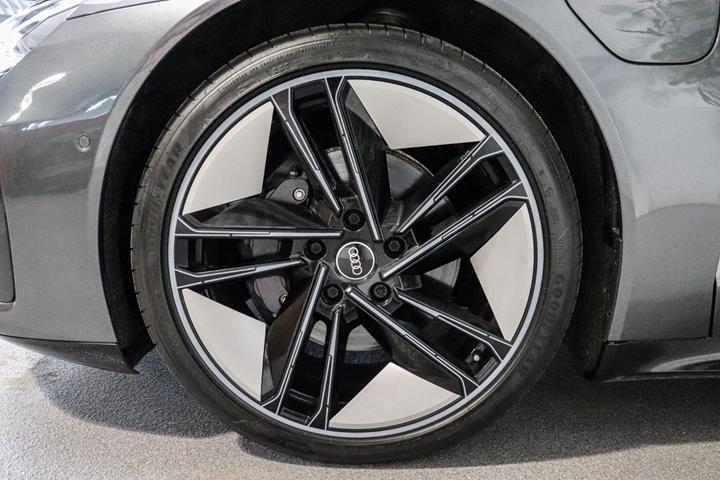 Grå Audi e-tron GT fra 2023